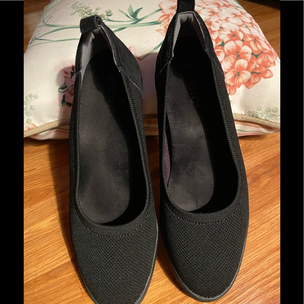 Vionics Jacey Knits size 8 1/2. Worn once. Perfect condition.